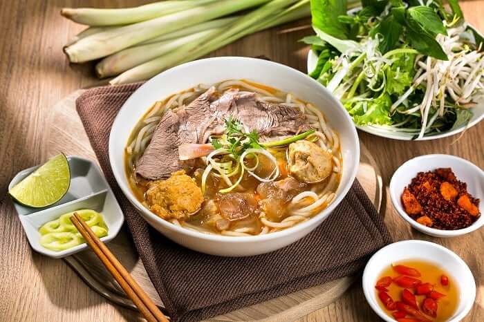 chụp ảnh bún bò