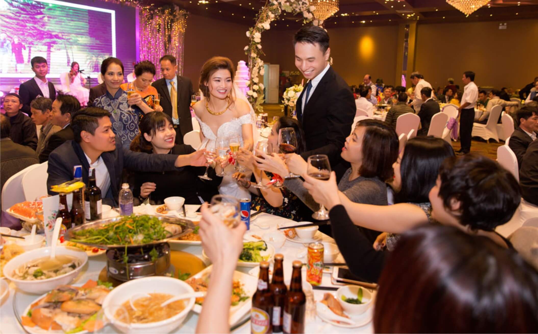 chụp ảnh tiệc cưới