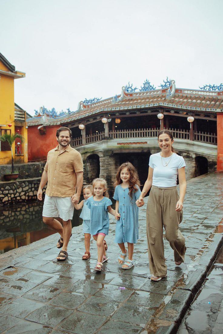 Capture your family’s beautiful moments at Chua Cau – Hoi An’s most iconic landmark